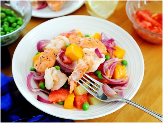 Salad Cá Hồi Tôm Với Xoài Và Rau Củ